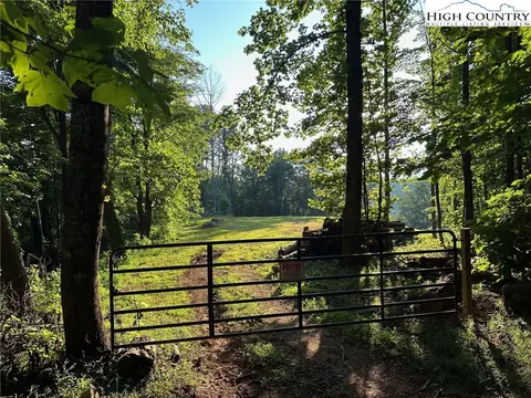15 Little Rock Canyon Rd, Lenoir, NC 28645