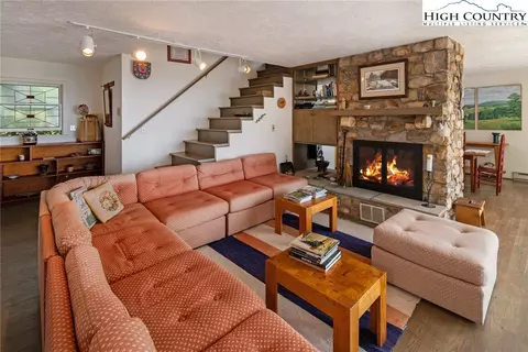 711 Wonderland Trl, Blowing Rock, NC 28605