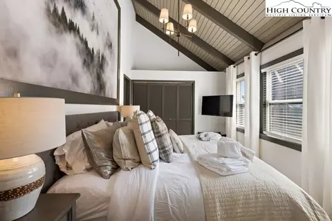 Bedroom - 105 Beechtop Rd, Beech Mountain, NC 28604 photo 5 of 9