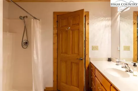 Bath - 2977 N Pine Run Rd, Boone, NC 28607 photo 5 of 5