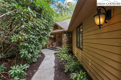 233 Dugger Dr, Banner Elk, NC 28604