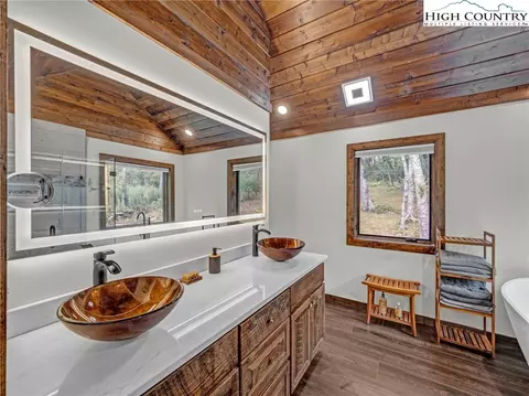 Bath - 196 Cloud Spring Dr, Sugar Mountain, NC 28604 photo 3 of 4