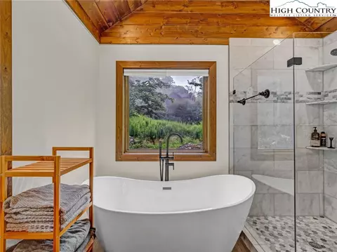 Bath - 196 Cloud Spring Dr, Sugar Mountain, NC 28604 photo 2 of 4