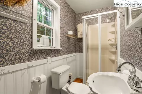 Bath - 1040 Blackberry Rd, Boone, NC 28607 photo 5 of 5