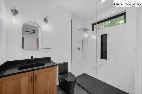 Bath - 106 Jackpine Rd, Beech Mountain, NC 28604 photo 1 of 1
