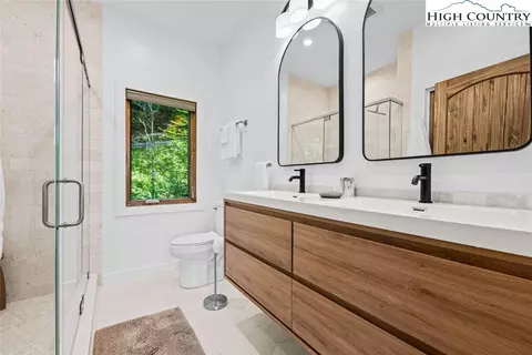Bath - 124 Holly Ln, Beech Mountain, NC 28604 photo 1 of 3
