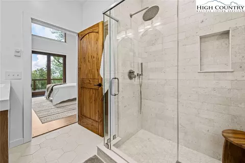 Bath - 124 Holly Ln, Beech Mountain, NC 28604 photo 2 of 3