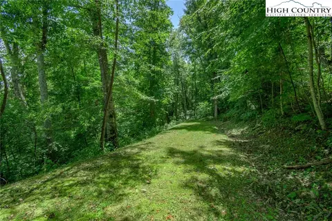 153 Linville Oaks Dr, Linville, NC 28657