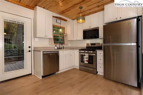 121 Sweetleaf Ln, Deep Gap, NC 28618 photo 5