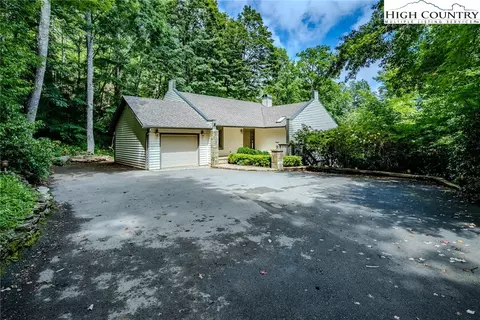 302 Water Court Ln, Linville, NC 28646