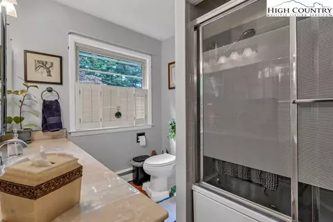 Bath - 675 Tracy Cir, Boone, NC 28607 photo 2 of 4