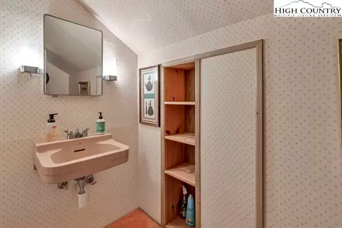 Bath - 675 Tracy Cir, Boone, NC 28607 photo 3 of 4