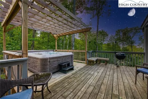 Exterior - 207 Lake Rd, Beech Mountain, NC 28604 photo 6 of 11