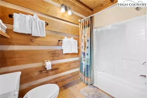 Bath - 207 Lake Rd, Beech Mountain, NC 28604 photo 2 of 4