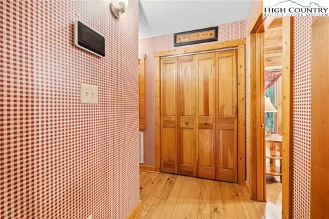Entry Way - 207 Lake Rd, Beech Mountain, NC 28604 photo 2 of 2