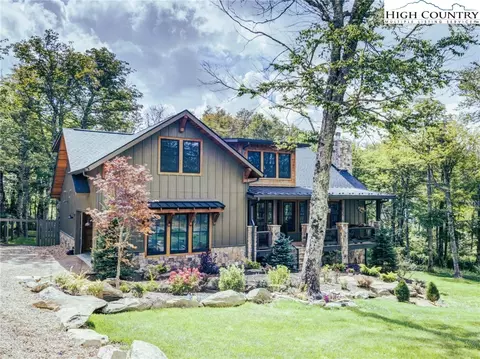 137 Green Cliffs Rd, Sugar Mountain, NC 28604