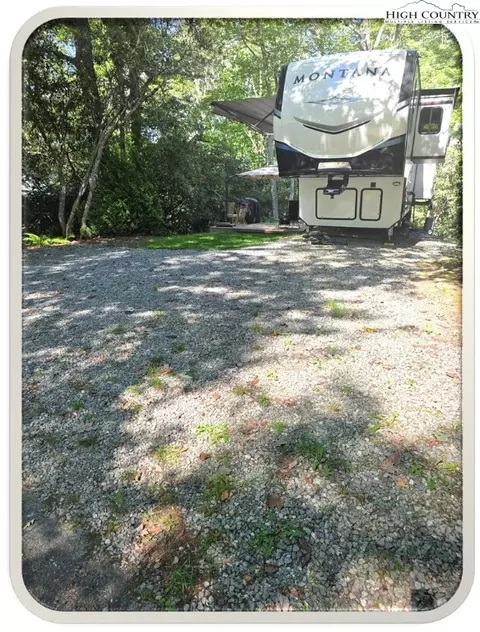 251 Teaberry Ln, Newland, NC 28657