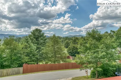 165 Apache St, Newland, NC 28657 photo 2