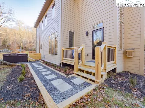 Exterior - 216 Greenbriar Rd, Beech Mountain, NC 28604 photo 2 of 3