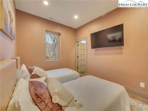 Bedroom - 216 Greenbriar Rd, Beech Mountain, NC 28604 photo 10 of 14