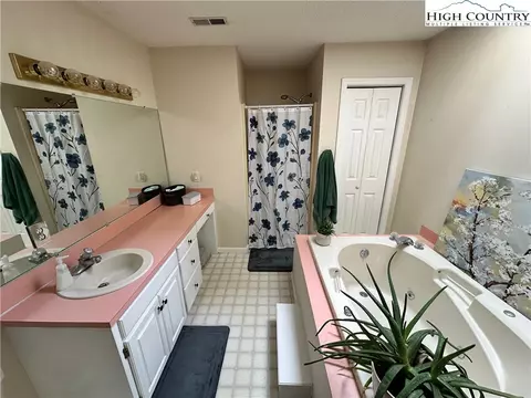 Bath - 371 Cool Woods Dr, Boone, NC 28607 photo 3 of 5