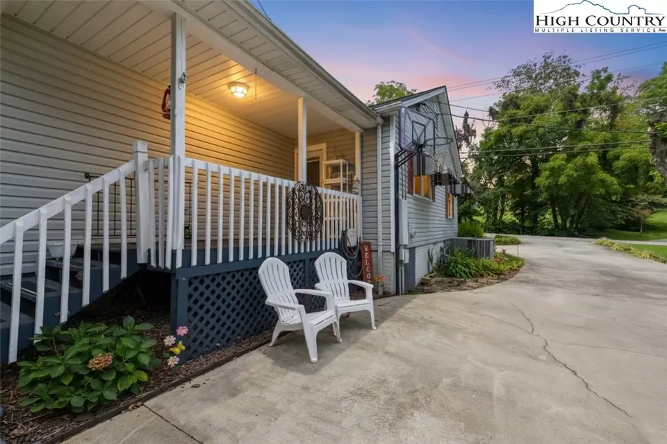 Exterior - 806 Lower Creek Dr, Lenoir, NC 28645 photo 4 of 13