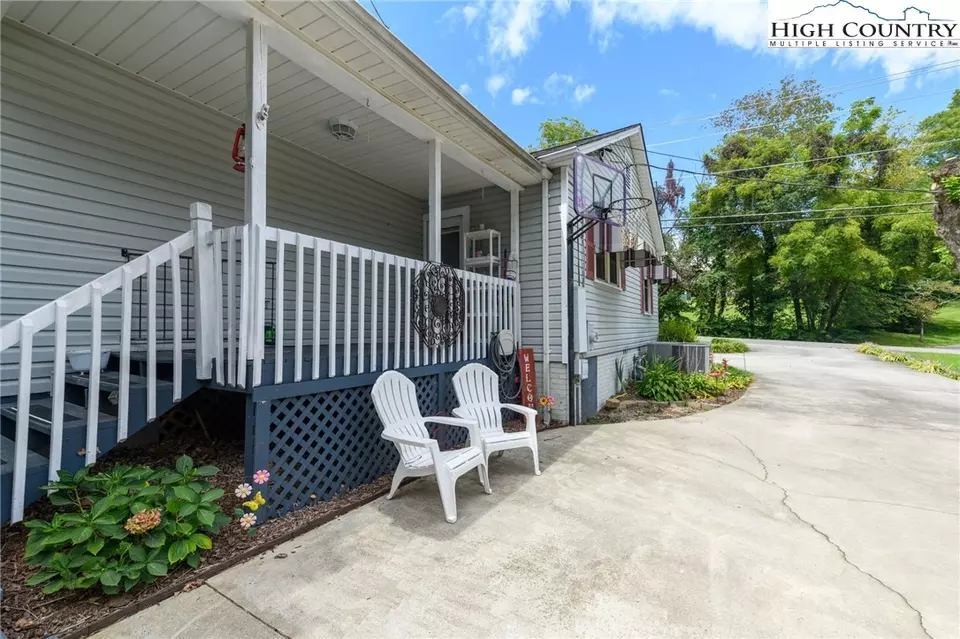 Exterior - 806 Lower Creek Dr, Lenoir, NC 28645 photo 3 of 13