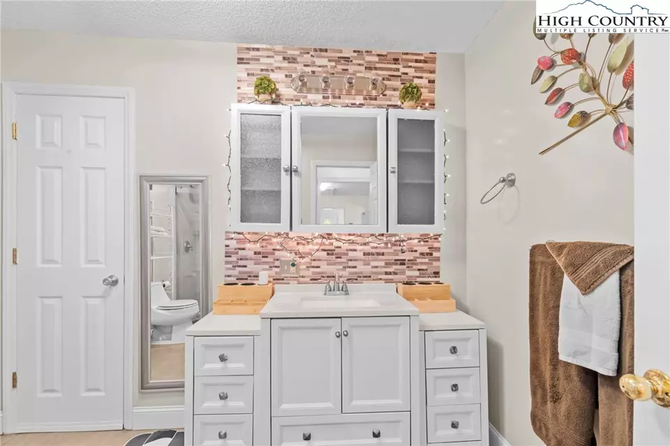 Bath - 806 Lower Creek Dr, Lenoir, NC 28645 photo 1 of 2