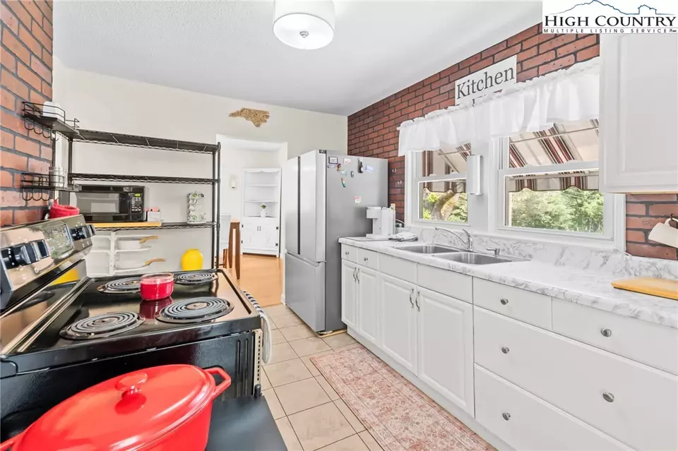Kitchen - 806 Lower Creek Dr, Lenoir, NC 28645 photo 2 of 3
