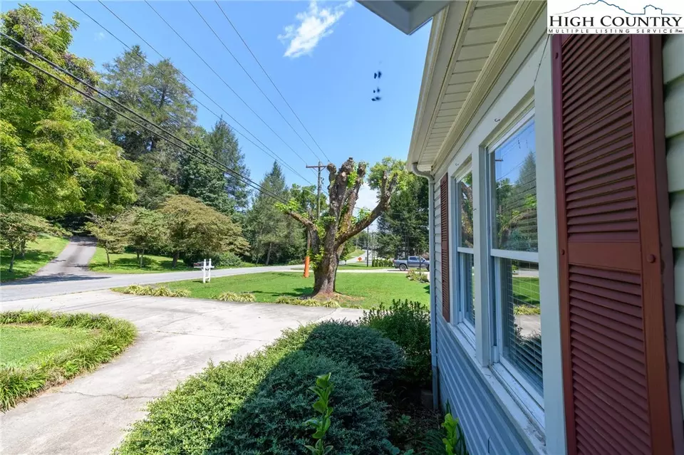 Exterior - 806 Lower Creek Dr, Lenoir, NC 28645 photo 11 of 13