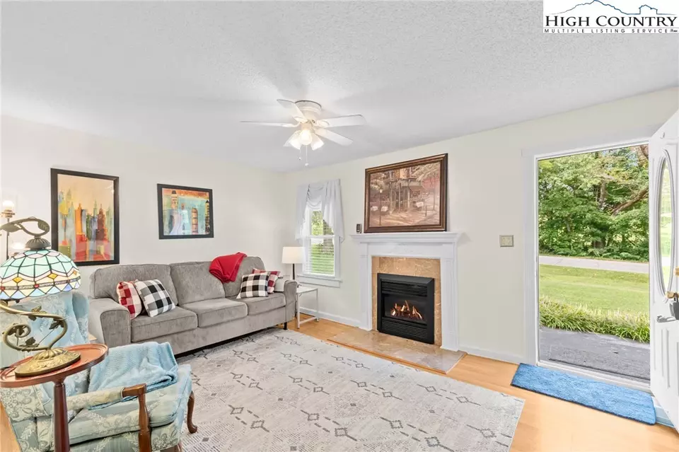 Living - 806 Lower Creek Dr, Lenoir, NC 28645 photo 1 of 2