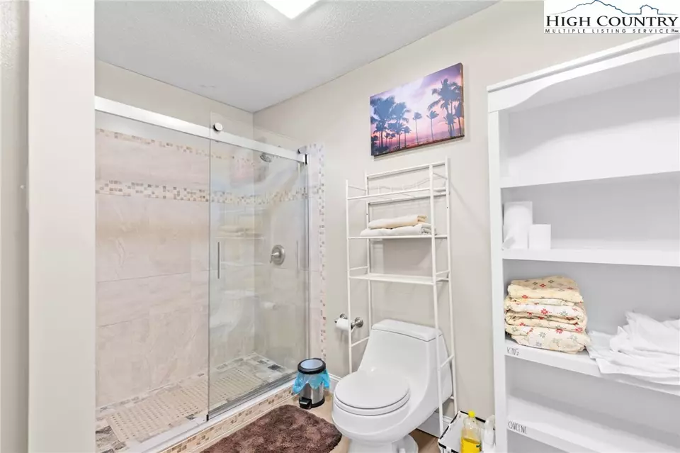 Bath - 806 Lower Creek Dr, Lenoir, NC 28645 photo 2 of 2