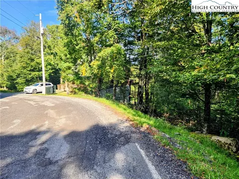 1060 Charter Hills Rd, Beech Mountain, NC 28604