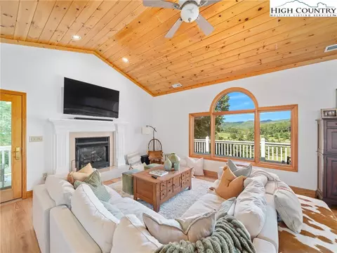 832 Hemlock Dr, Newland, NC 28657