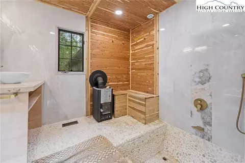Bath - 812 Jakes Mountain Rd, Deep Gap, NC 28618 photo 3 of 7