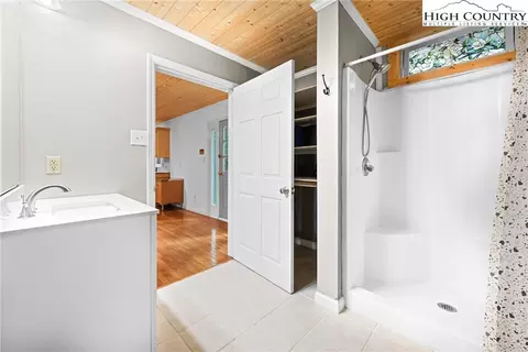 Bath - 224 234 Laurel Gap Ridge Rd, Boone, NC 28607 photo 2 of 6