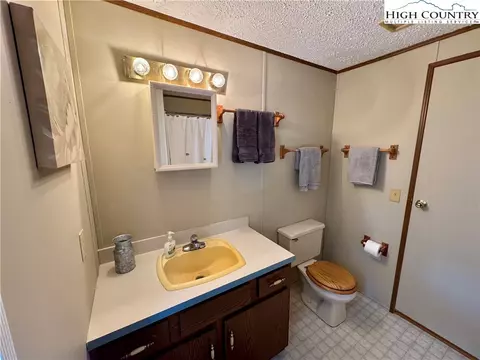 Bath - 496 Laurelwood Ln, Boone, NC 28607 photo 3 of 5
