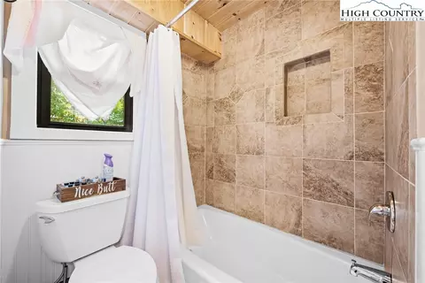 Bath - 713 Pine Ridge Rd, Beech Mountain, NC 28604 photo 4 of 4