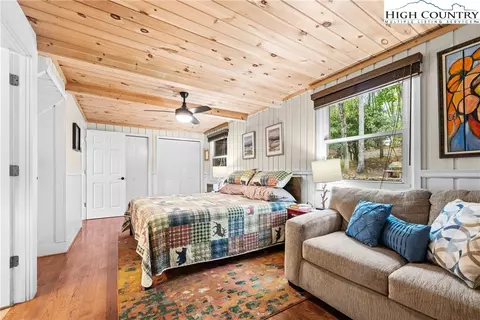 Bedroom - 713 Pine Ridge Rd, Beech Mountain, NC 28604 photo 2 of 7