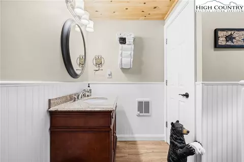 Bath - 713 Pine Ridge Rd, Beech Mountain, NC 28604 photo 3 of 4