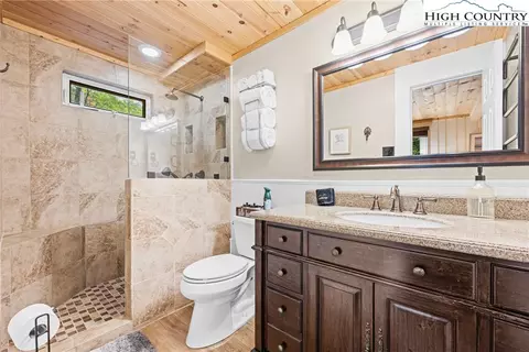 Bath - 713 Pine Ridge Rd, Beech Mountain, NC 28604 photo 1 of 4