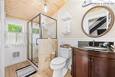 Bath - 713 Pine Ridge Rd, Beech Mountain, NC 28604 photo 2 of 4