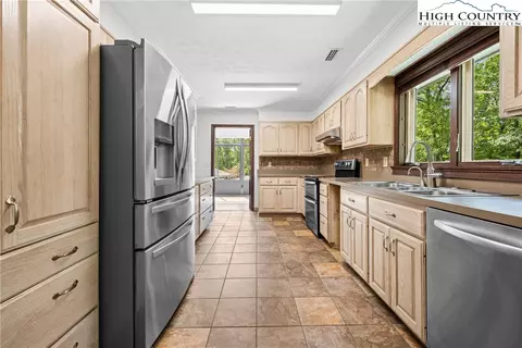Kitchen - 955 Dogwood, Boone, NC 28607 photo 2 of 3
