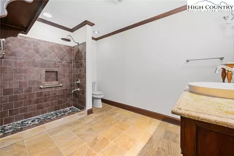 Bath - 955 Dogwood, Boone, NC 28607 photo 6 of 7