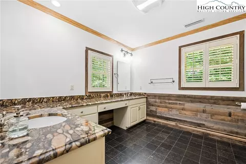 Bath - 955 Dogwood, Boone, NC 28607 photo 2 of 7