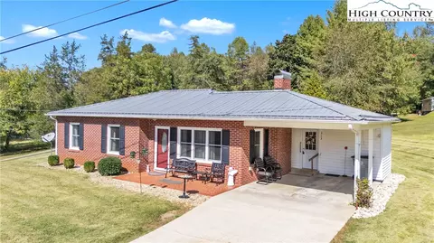 313 SE Arrowood St, Lenoir, NC 28645