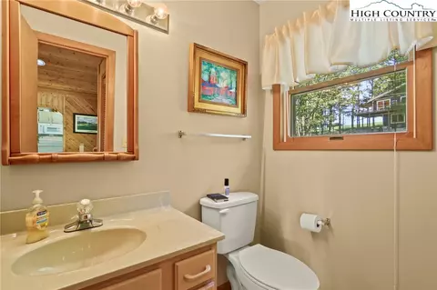 Bath - 504 St Andrews Rd, Beech Mountain, NC 28604 photo 4 of 4