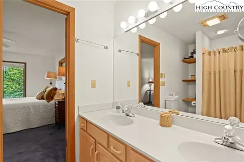 Bath - 504 St Andrews Rd, Beech Mountain, NC 28604 photo 2 of 4