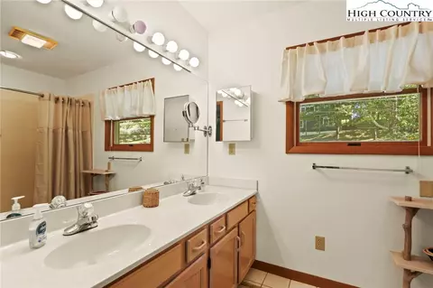 Bath - 504 St Andrews Rd, Beech Mountain, NC 28604 photo 1 of 4