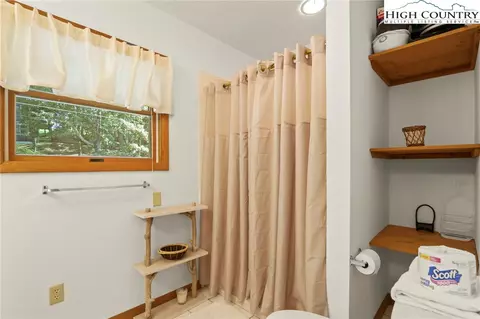 Bath - 504 St Andrews Rd, Beech Mountain, NC 28604 photo 3 of 4